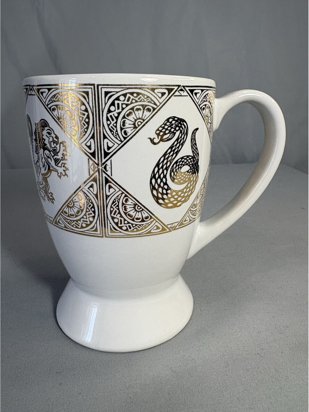 Wizarding World Harry Potter Hogwarts House Crest Gold Pedestal Mug Universal